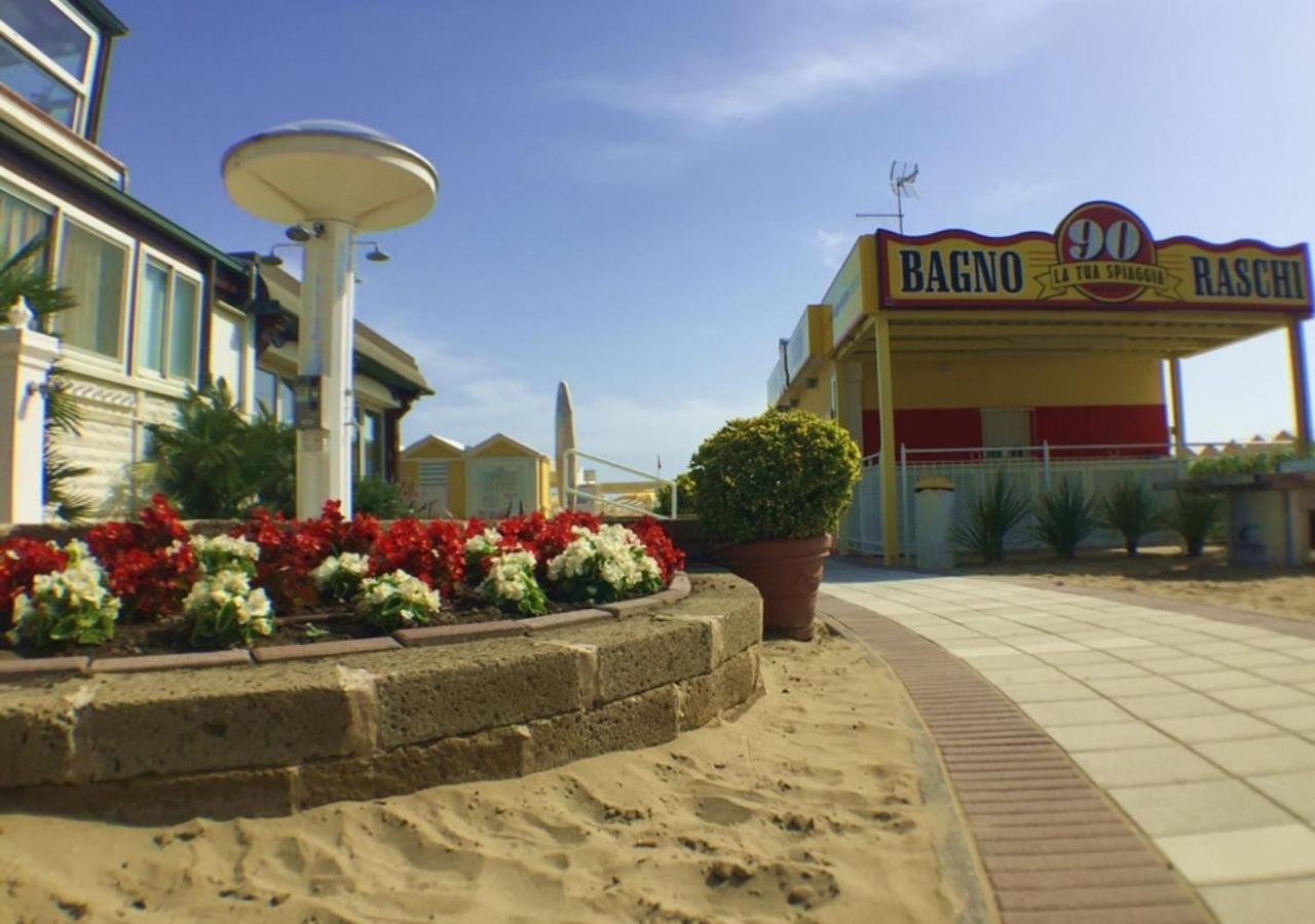 Hotel Mon Cheri Riccione Exteriör bild