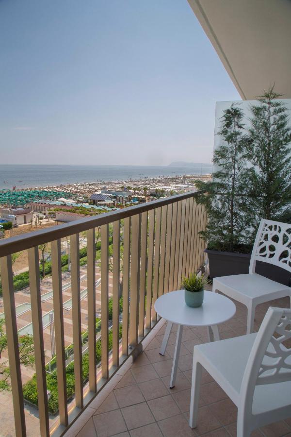 Hotel Mon Cheri Riccione Exteriör bild