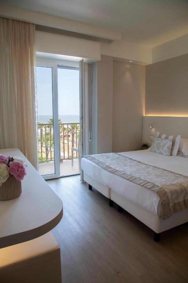 Hotel Mon Cheri Riccione Exteriör bild