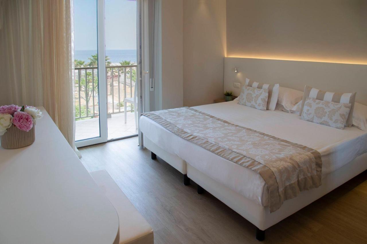 Hotel Mon Cheri Riccione Exteriör bild