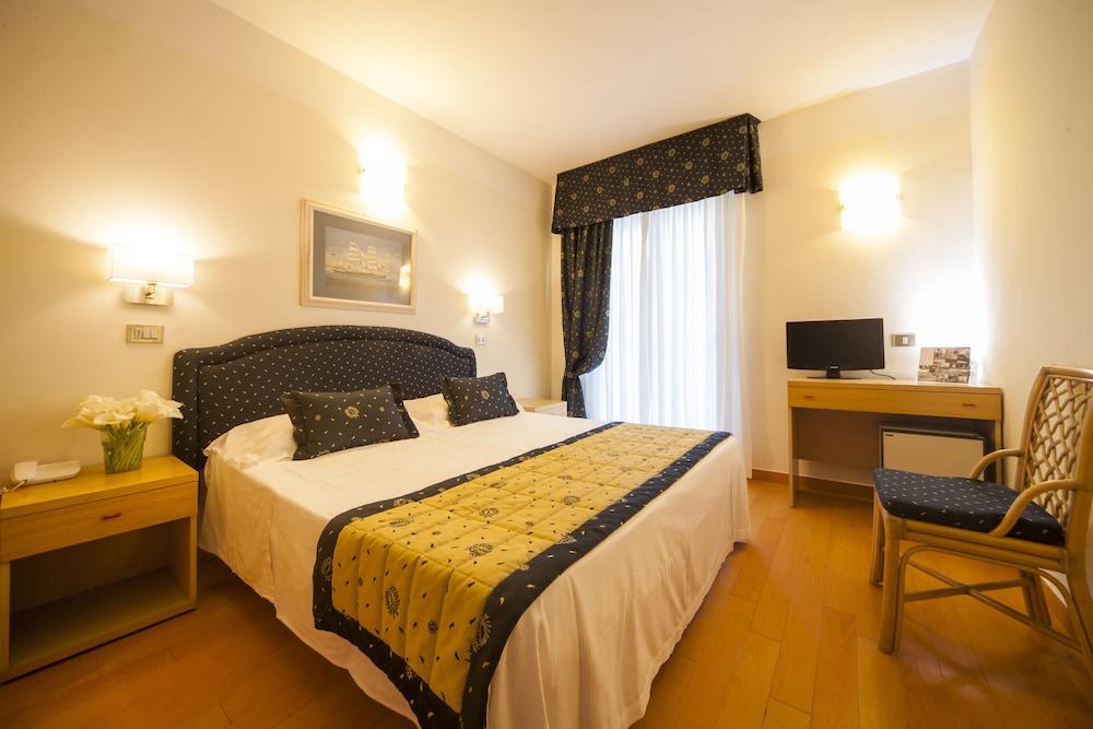 Hotel Mon Cheri Riccione Exteriör bild