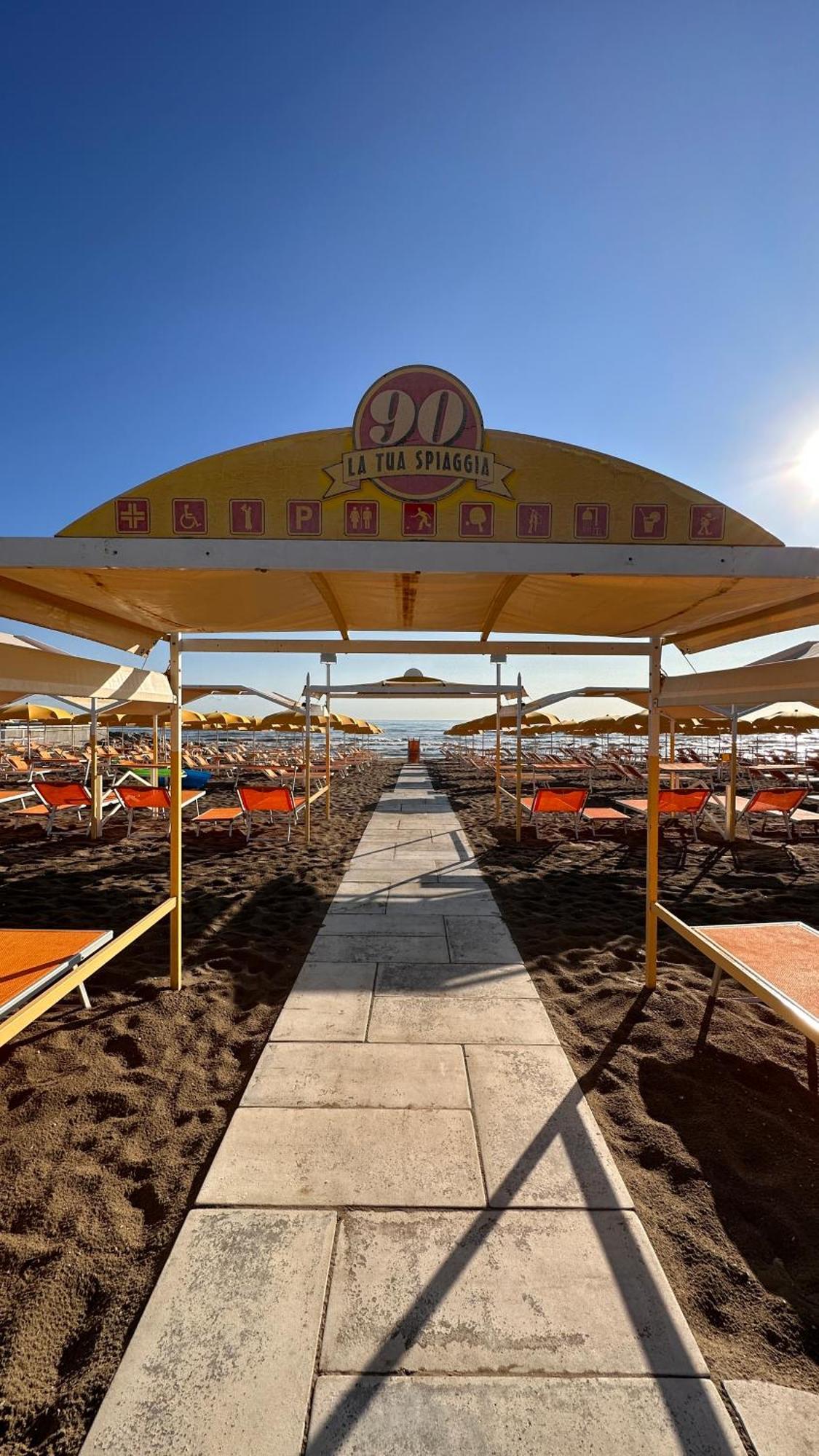 Hotel Mon Cheri Riccione Exteriör bild