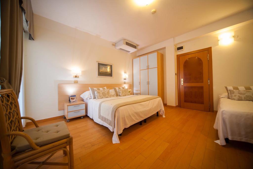 Hotel Mon Cheri Riccione Rum bild