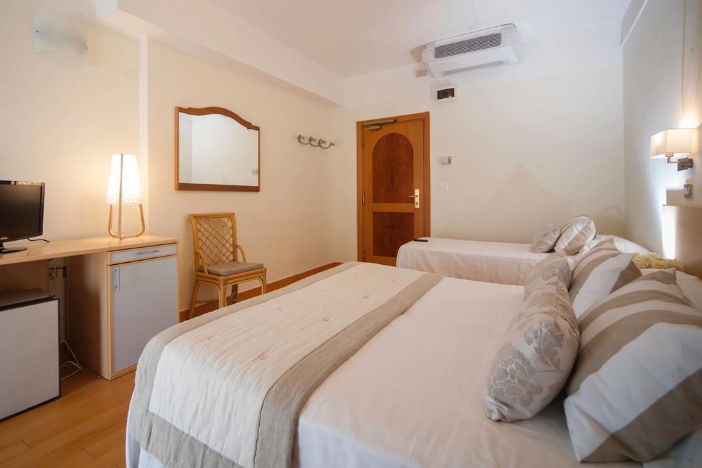 Hotel Mon Cheri Riccione Rum bild
